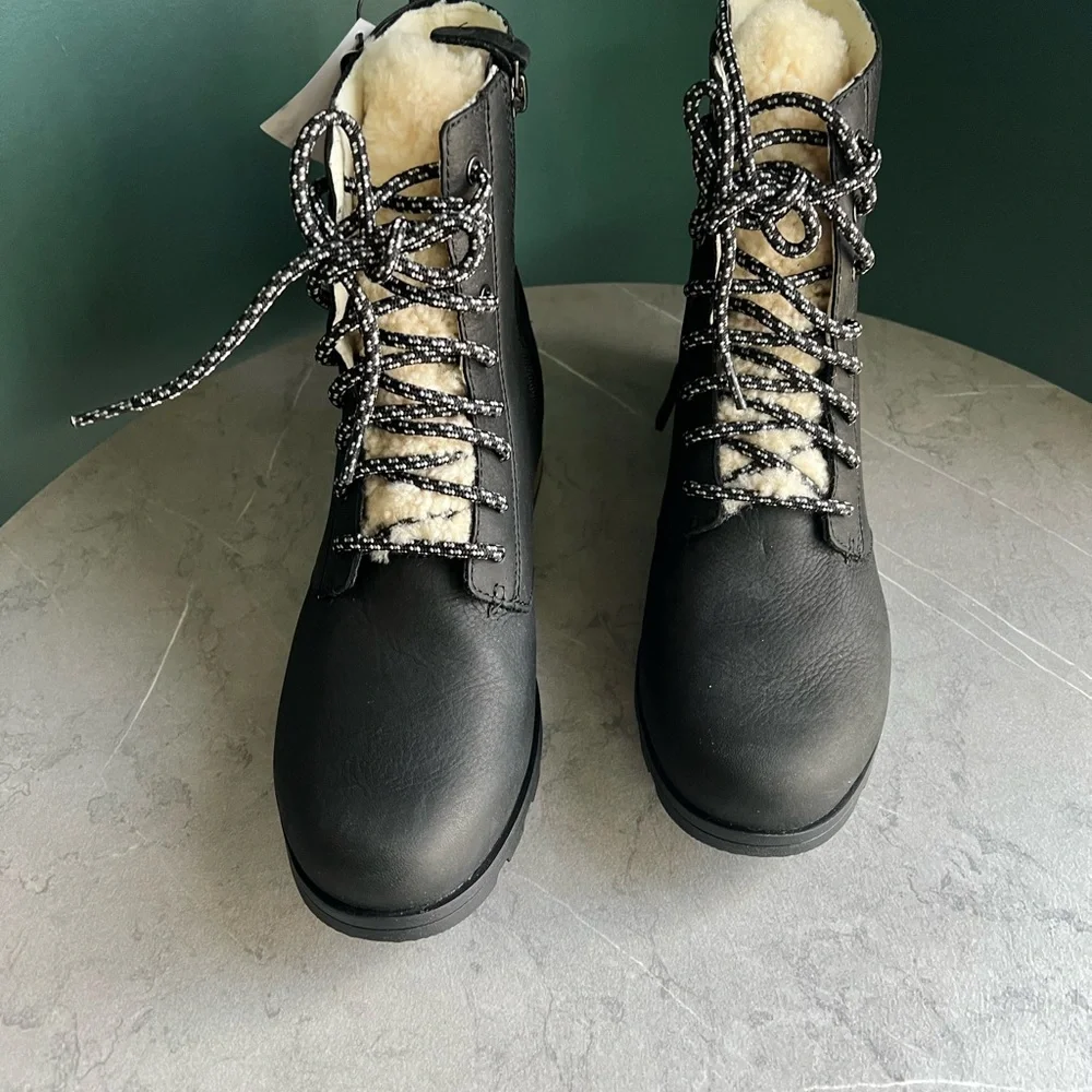 Sorel Emelie Short Lace Cozy Boots